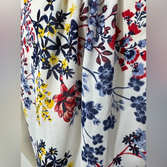 EUC Liz Claiborne Lightweight Floral Blouse in Eggshell - Picture 12 of 16